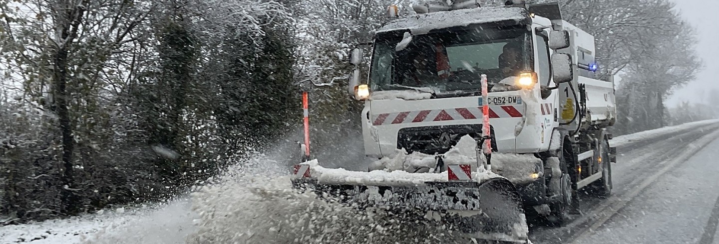 Neige et verglas : une centaine d’agents du Conseil départemental mobilisés - CD61